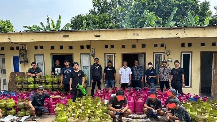 Direktorat Reserse Kriminal Khusus Polda Metro Jaya membongkar praktik pengoplosan gas bersubsidi 3 kg ke dalam tabung gas 12 kg di wilayah Depok dan Kota Tangerang Selatan (Tangsel). Sebanyak 8 orang diamankan terkait kasus tersebut.(dra)