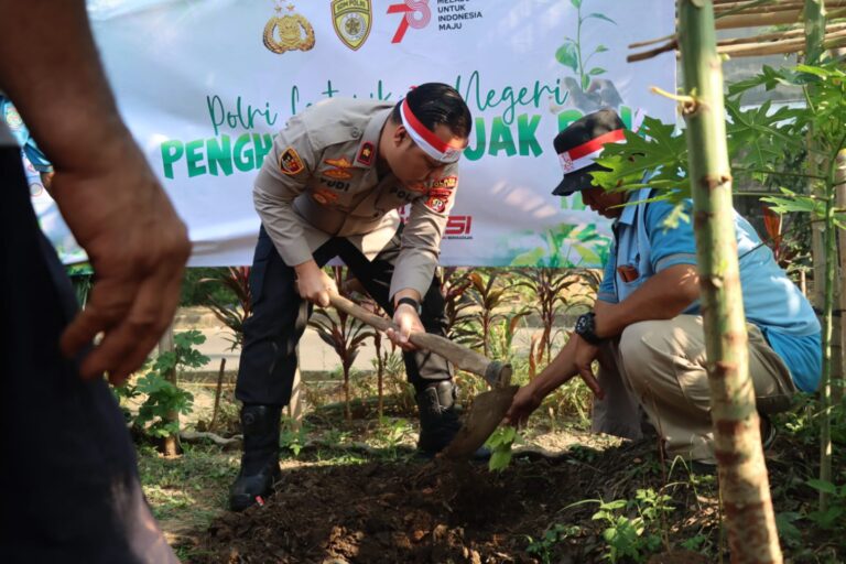 Polres menannam ribuan pohon di Kampung Tangguh Jaya Pondok Pakulonan Rw. 04 Kelurahan Pakualam, Kecamatan Serpong Utara, Sabtu (19/8).(dra)