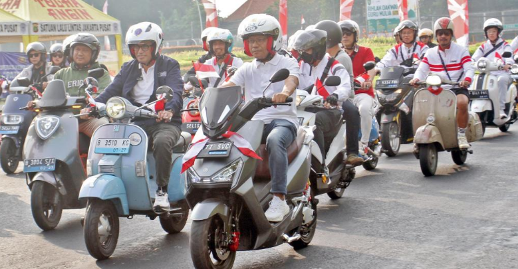 Menteri Perhubungan Budi Karya Sumadi (tengah), dan General Manager PLN Unit Induk Distribusi Jakarta Raya Lasiran (kiri) mengendarai kendaraan listrik dalam rangka fun ride Kemerdekaan RI di Jakarta, Minggu (13/8). Foto : Ist