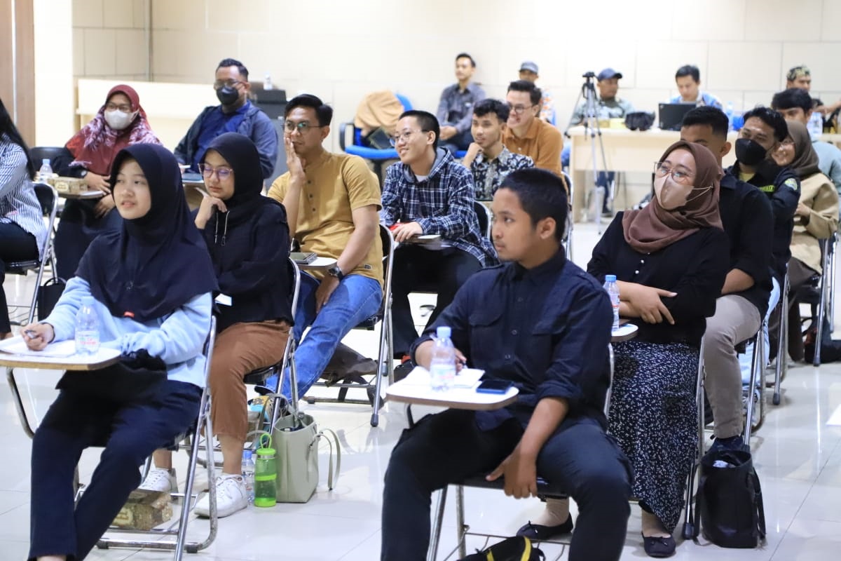 Sejumlah anak muda mengikuti kegiatan berbicara di depan umum.