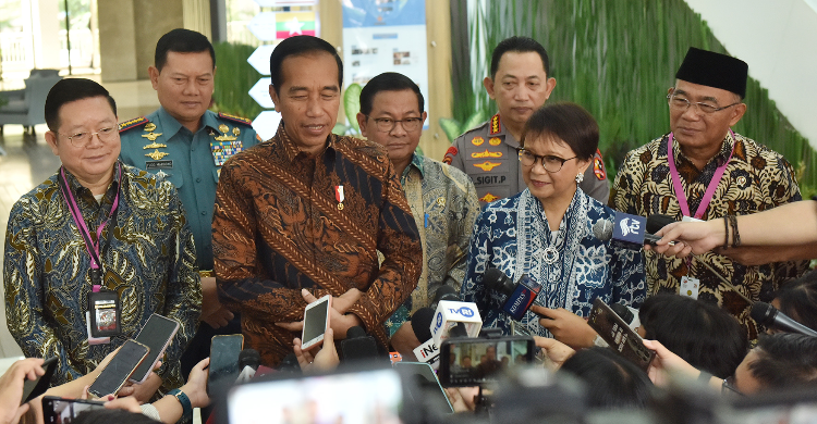 Presiden Jokowi memberikan konferensi pers seusai acara HUT ASEAN. Foto : Setpres