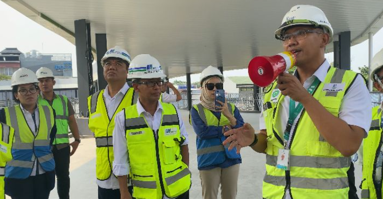 Presiden Direktur ITJ Yulham Ferdiansyah Roestam (kedua kanan) dan Direktur Utama MRT Jakarta Tuhiyat (tengah) saat meninjau JPM Dukuh Atas, Selasa (15/8). Foto: Ist