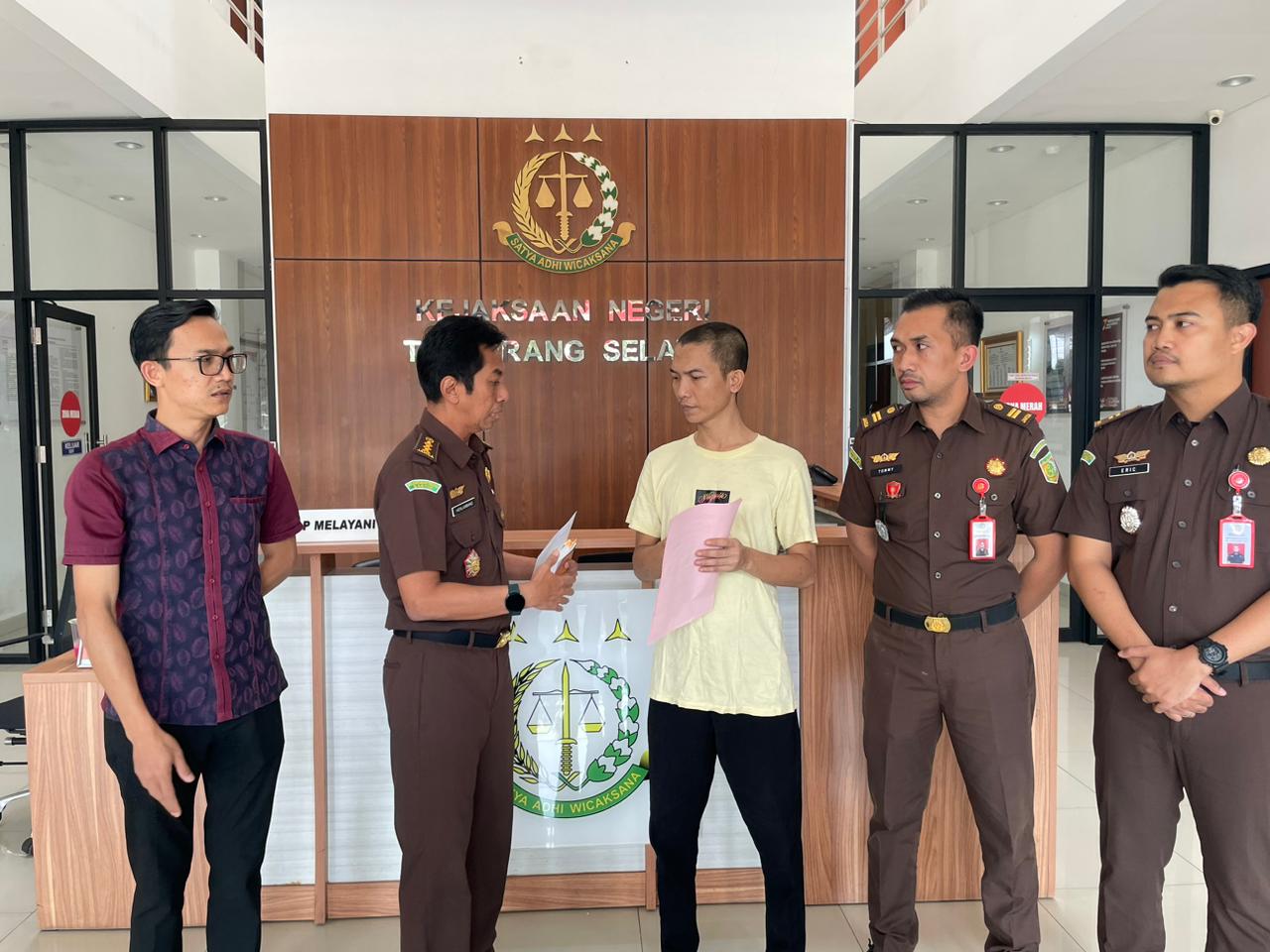 Kejakri Kota Tangsel memberikan Restorative Justice kepada salah satu tersanka, kali ini diberikan kepada sopir angkot yang merupakan kasus pengguna narkoba.(dra)