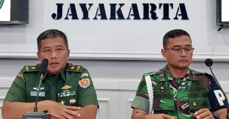 Kadispenad Brigjen TNI Hamim Tohari (kiri) dan Danpomdam Jaya Kolonel Cpm Irsyad Hamdie Bey Anwar memberi keterangan pers terkait kasus Praka RM, Praka HS, dan Praka J, di Markas Pomdam Jaya. Foto: Ist