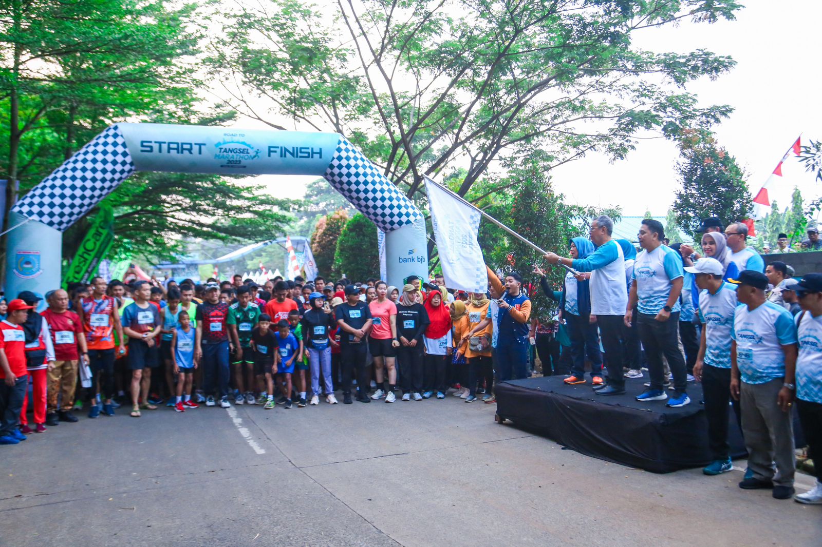 Benyamin Davnie membuka Tangsel Marathon Serpong, Minggu (6/8). Foto : Ist