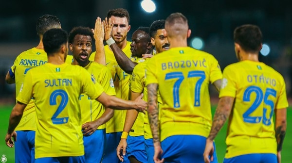 Al Nassr Menang 2-1 Atas Al Ta'ee, Gol Ronaldo Pembawa Kemenangan Selebrasi skuad Al Nassr. Foto : Ist