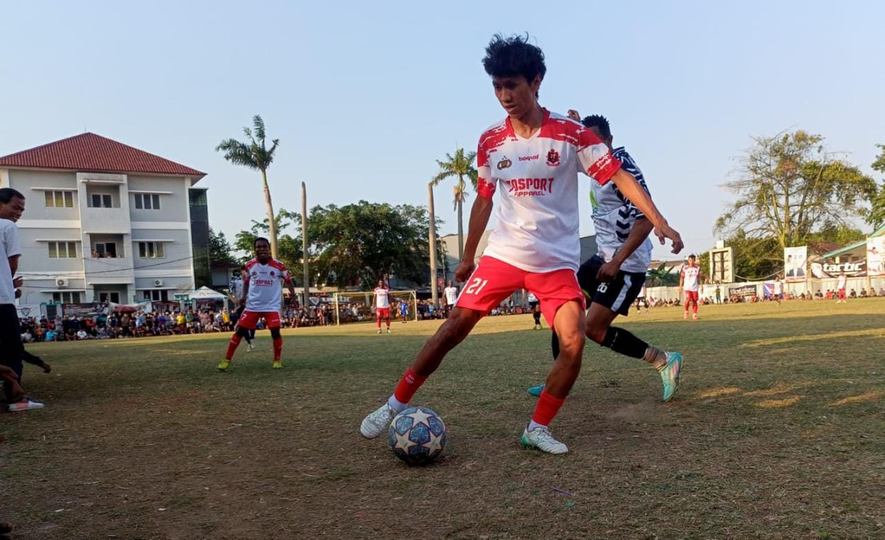 Amal Bakti mendatangkan mantan gelandang Persija Jakarta, Ahmad Marjukih saat melawan Forkabi Tangsel.(Foto: Red/tangselpos.id).