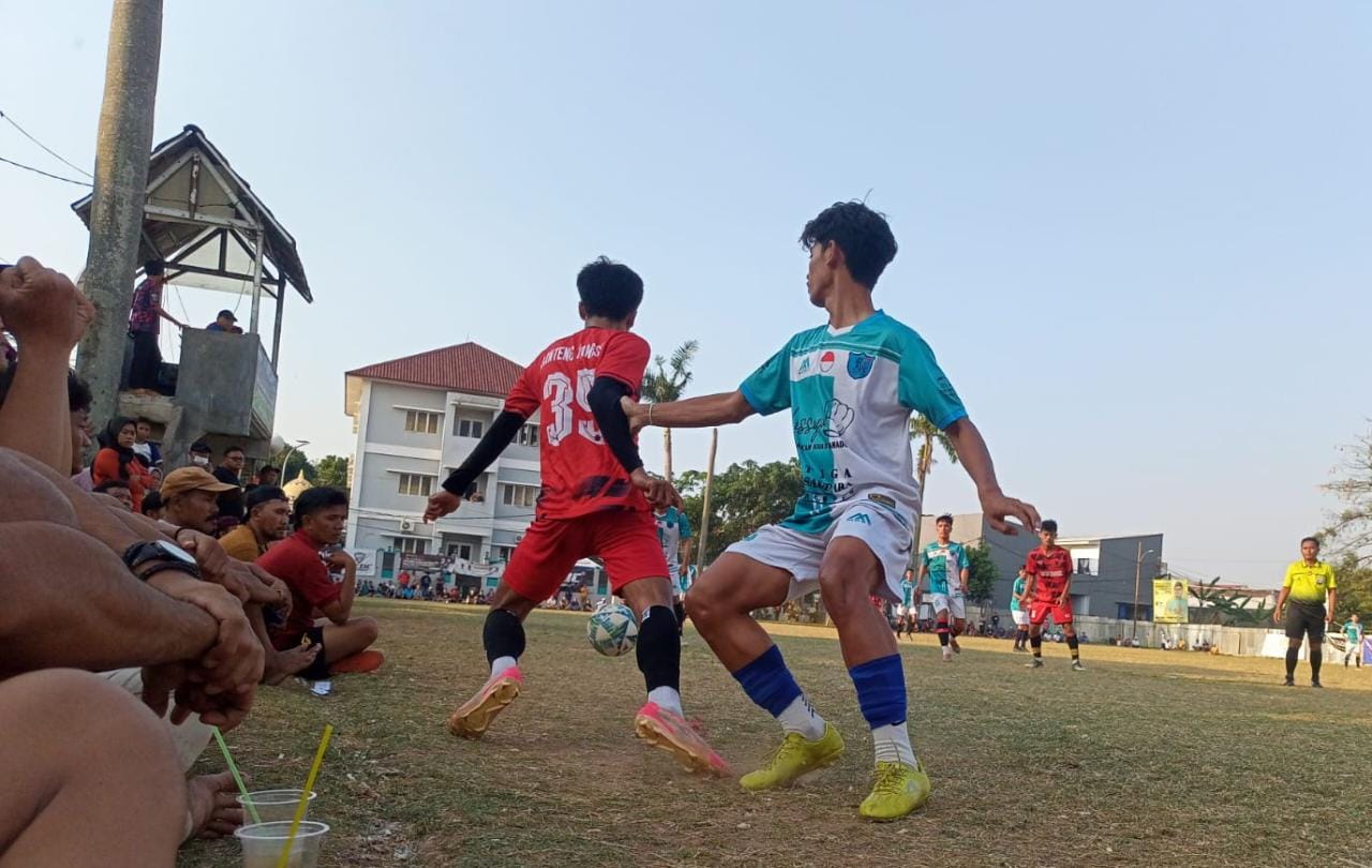 Penonton antusias menyaksikan laga Banteng Tangsel lawan Pasmod (Foto: Red/tangselpos.id).