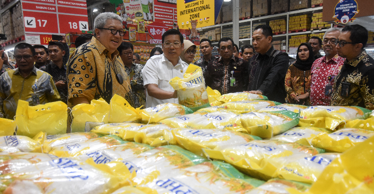 Dirut Perum Bulog (no 3 di depan) saat sidak di Pasar Rebo, Jakarta. Foto : Ist