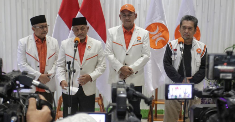 Para Pengurus PKS saat mengadakan konferensi pers. Foto : Ist