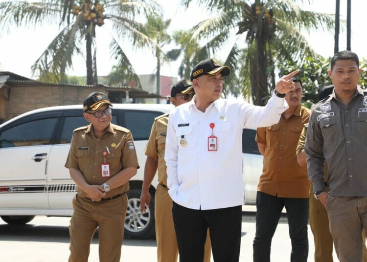 Bupati Tangerang Zaki Iskandar saat monitoring lalulintas. Foto : Ist