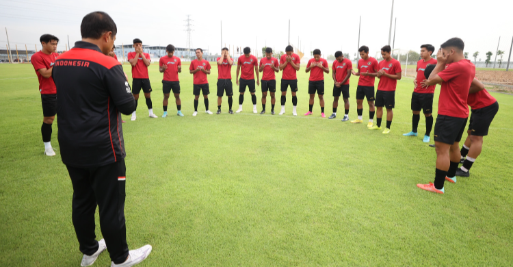 Pelatih Indra Safri dan skuad Garuda Muda. Foto : Ist