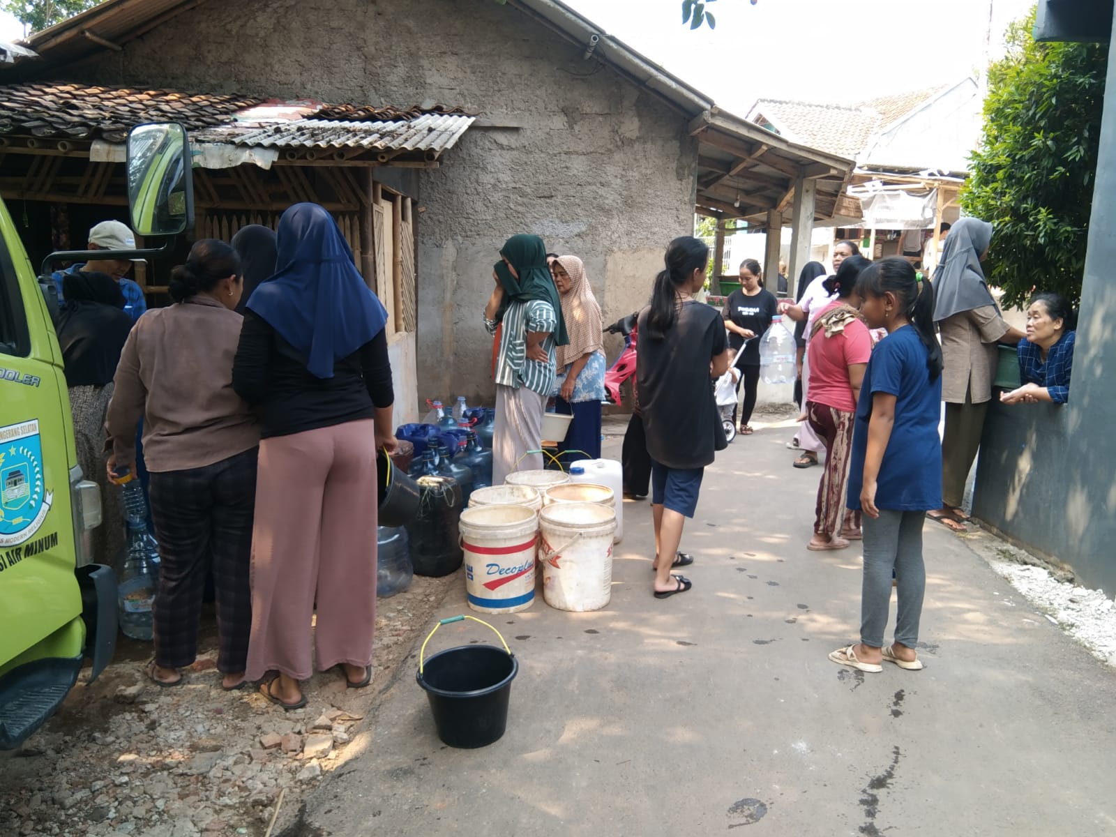 Hingga kini ada 18 titik kekringan imbas dari kemarau panjang. Pemkot Tangsel pun terus memberikan bantuan air bersih ke warga.(dra)