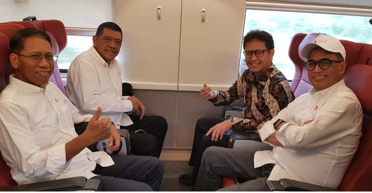 Menteri Perhubungan, Budi Karya, Dirut PT KAI, Didiek Hartantyo, Menkes Budi Gunadi Sadikin dan CEO RM Group, Kiki Iswara saat menjajal Kereta Cepat. (Foto: Kartika Sari/RM)