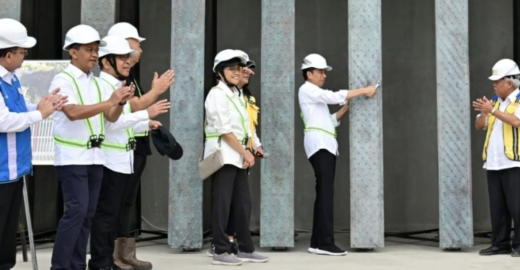 Presiden Jokowi meninjau progres pembangunan dan memasang bilah pertama Garuda di Kantor Presiden, IKN, Kabupaten Penajam Paser Utara, Kalimantan Timur, Jumat (22/9/2023). (Foto: Setpres)