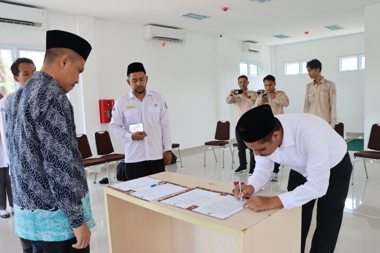 KPU Kota Tangsel melantik PAW Anggota PPK Setu untuk Pemlu 2024, di kantor KPU Kota Tangsel, Selasa (19/9).(dra)