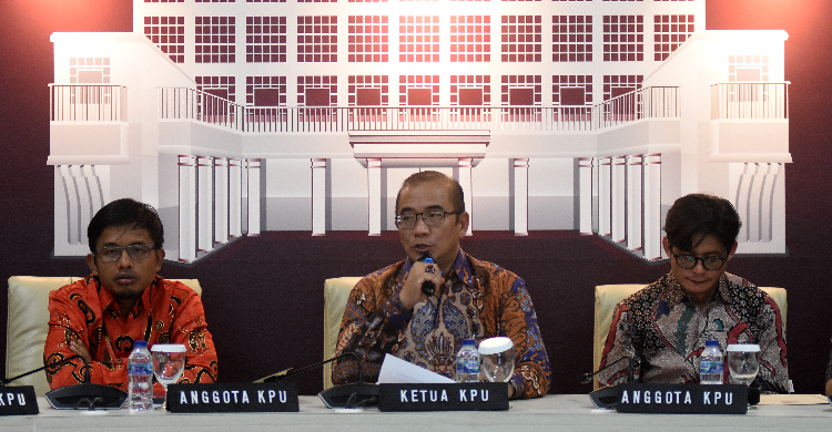 Ketua KPU Hasyim Asy'ari (tengah) saat konferensi pers. Foto : Ist