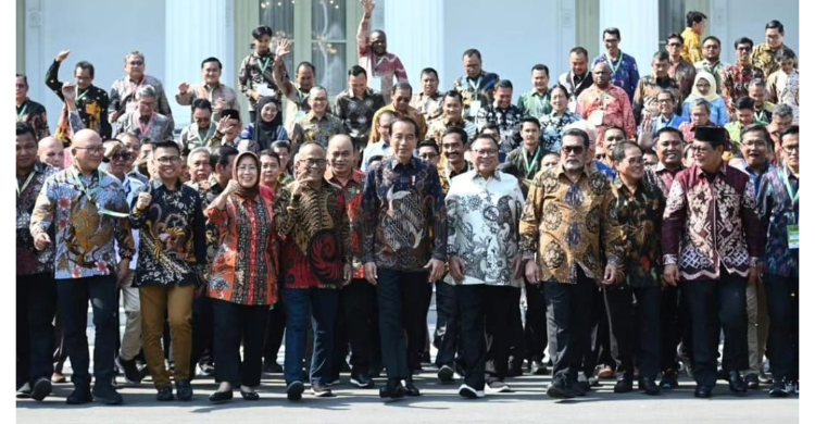 Presiden Jokowi foto bersama para peserta Konggres PWI. Foto : Setpres