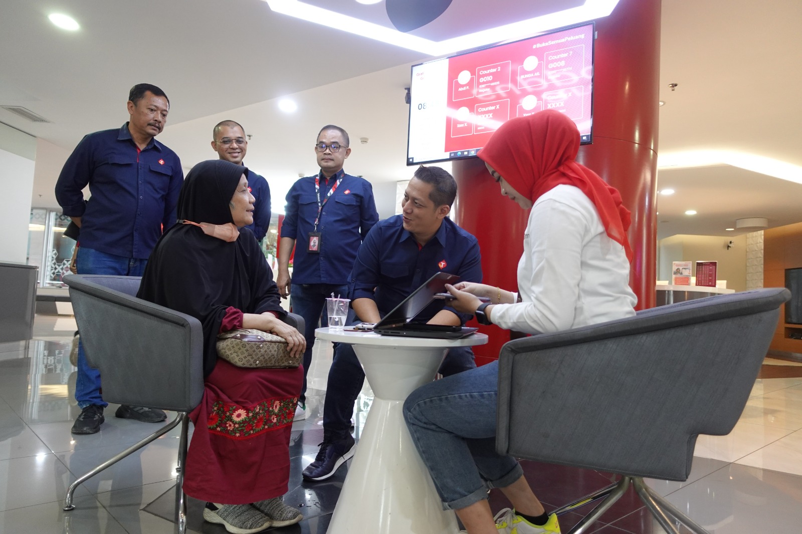 Direktur Sales Telkomsel Adiwinahyu B. Sigit bersama tim menyapa pelanggan yang berkunjung di GraPARI Telkom Group BSD, Senin (4/9/2023). (Ist)