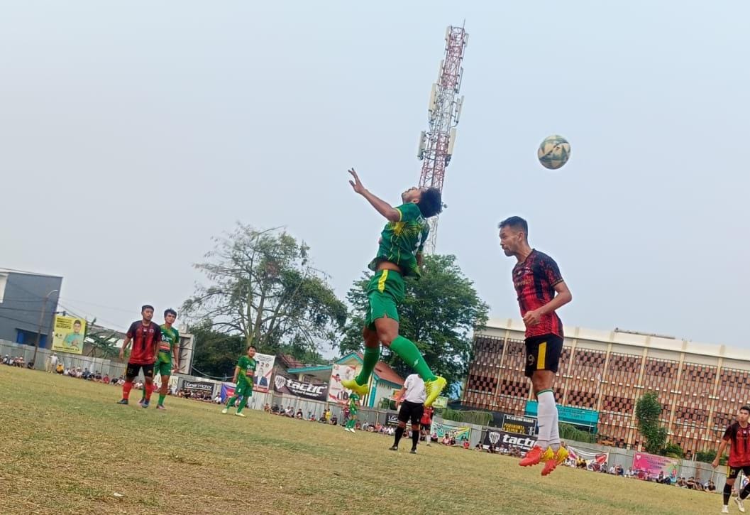 Gelandang Marabunta FC, Sahroni Ambon (kiri) berduel di udara dengan gelandang H Saemin FC, Hasnul.(Foto: Red/tangselpos.id).