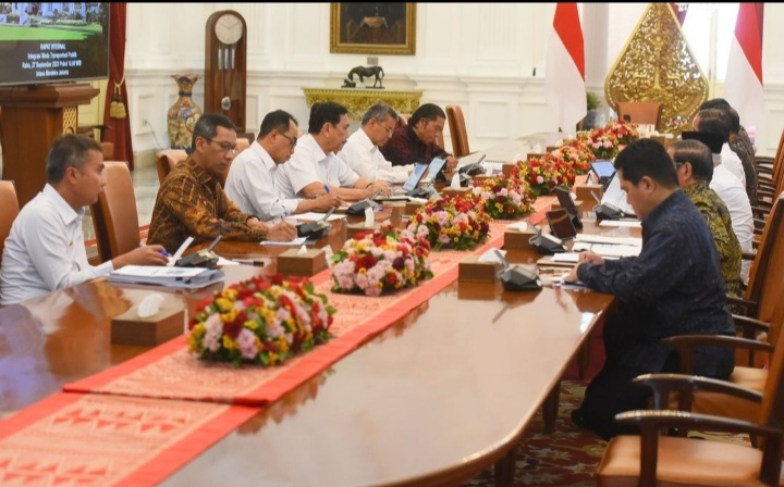Rapat rencana pembangunan moda transpotasi bersama Presiden Jokowi di Istana Merdeka. Foto : Setpres