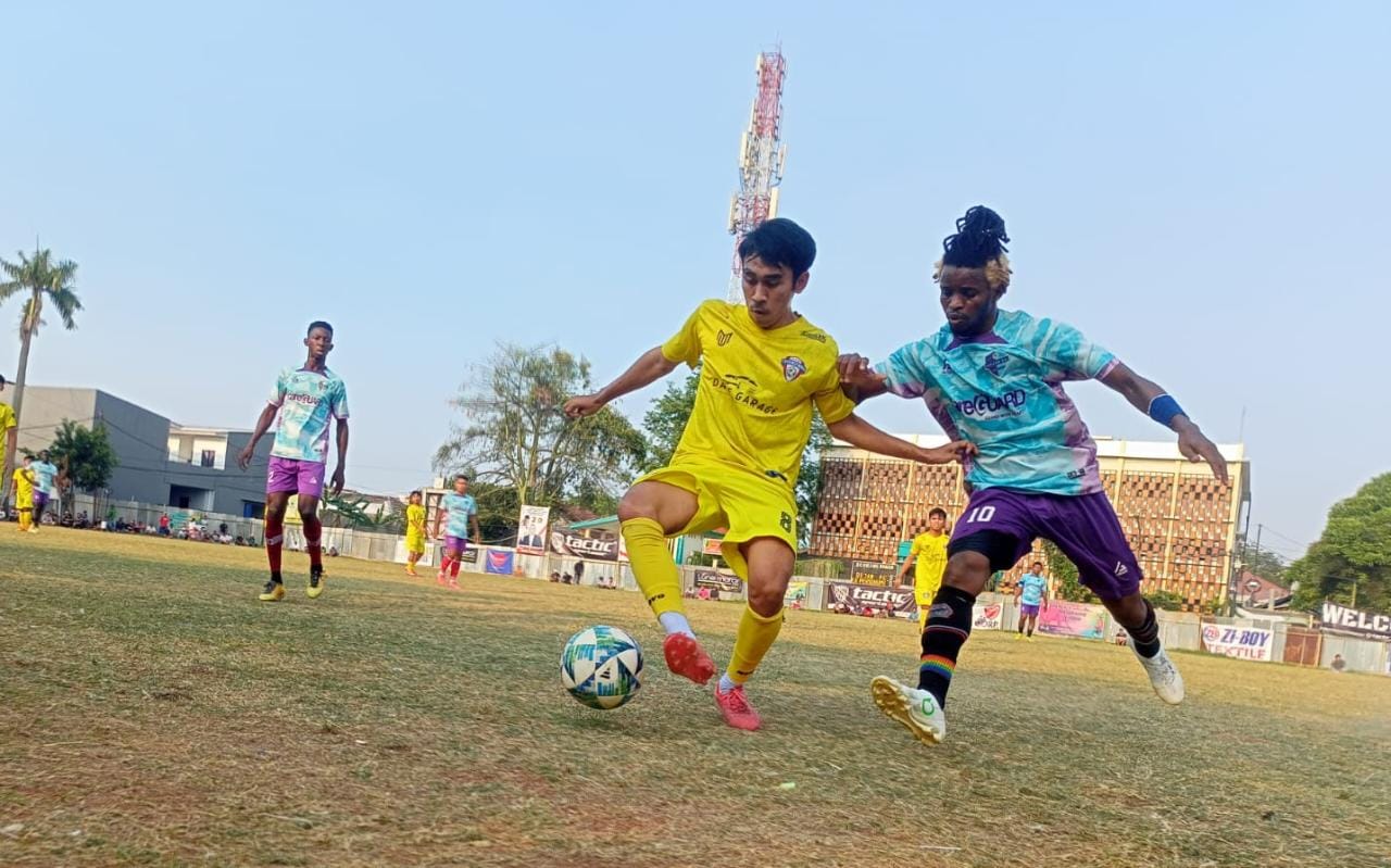 Gelandang Expersebomi, Raja (kuning) dikawal ketat pemain asing Dejan FC, Amadou.(Foto: Red/tangselpos.id).