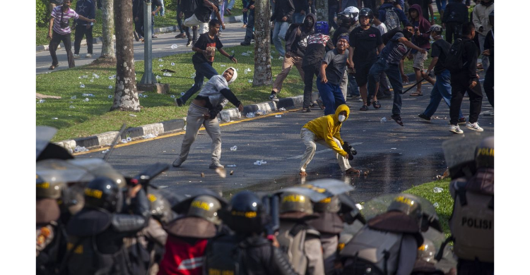 Suasana demo di Pulau Remang. Foto : Ist