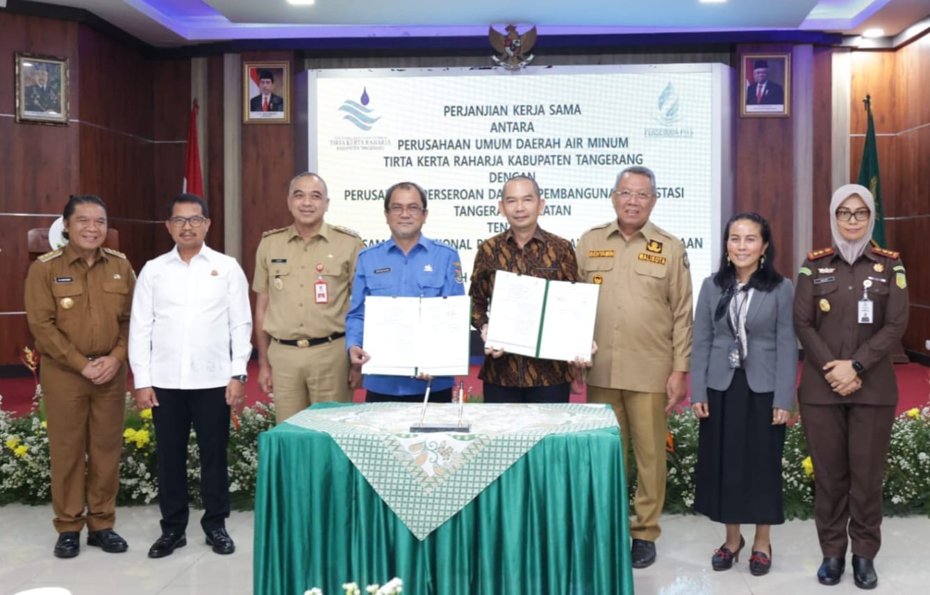 Penandatanganan kerjasama antar Persroda PITS dengan Perumdam TKR terkait pelayanan air bagi warga Tangsel. Penandatangnan itu disaksikan langsung dua kepala daerah.(dra)