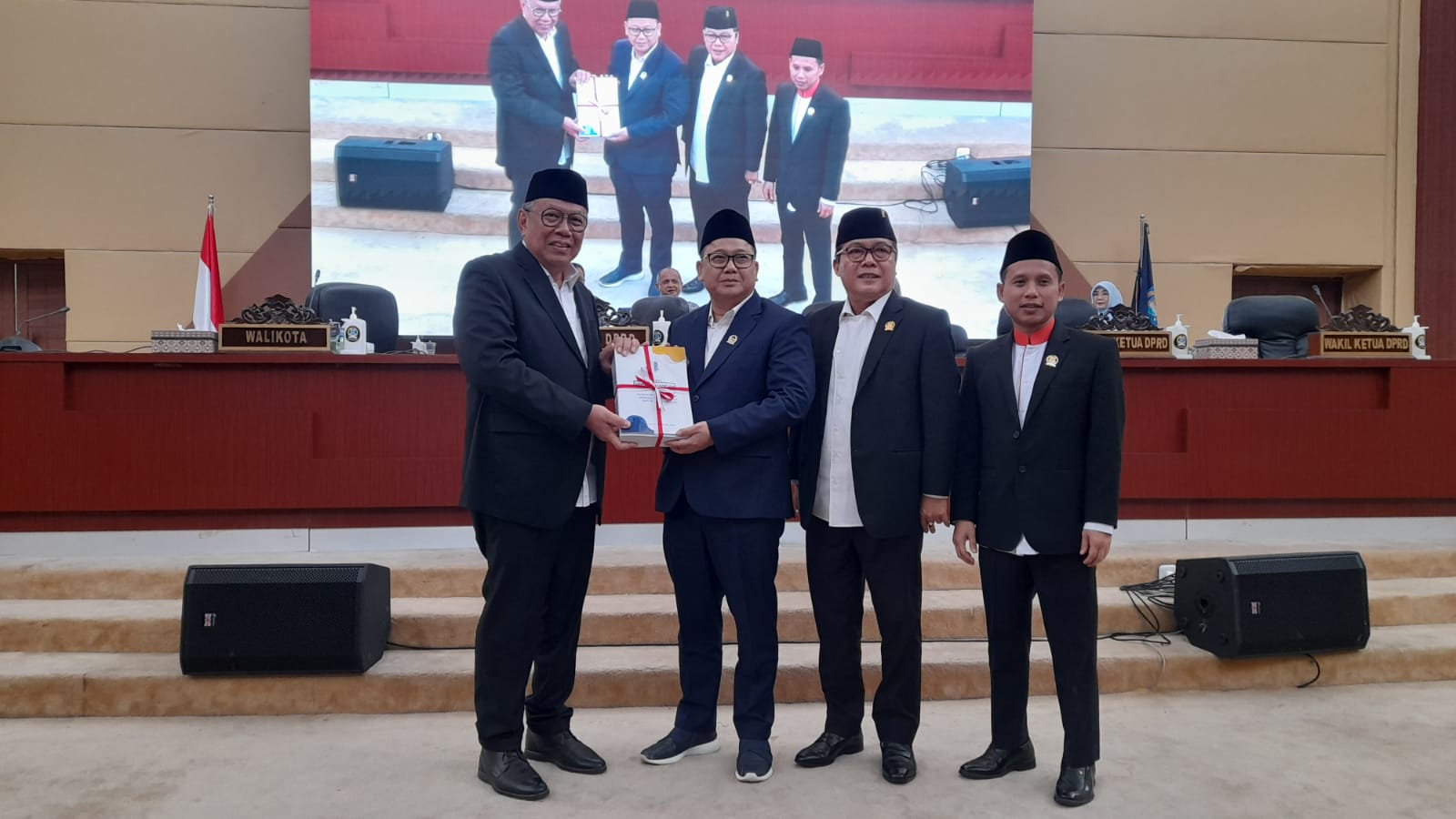 Walikota Tangsel Benyamin Davnie menyampaikan nota keuangan APBD Perubahan kepada DPRD Kota Tangsel, dalam rapat paripurna di Gedung DPRD Kota Tangsel, Kamis (7/9).(dra)