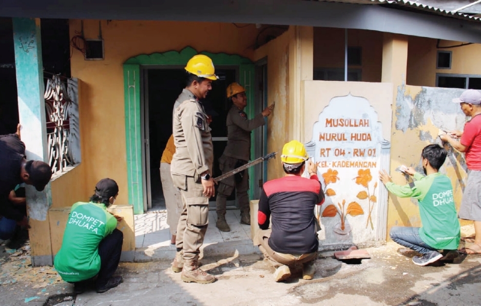 Satpol PP bersama  dengan Dompet  Dhuafa melakukan  kegiatan  bersih-bersih  dan mengecat  mushola Nurul  Huda RT 04/01,  Kademangan. (tangselpos.id/irm)