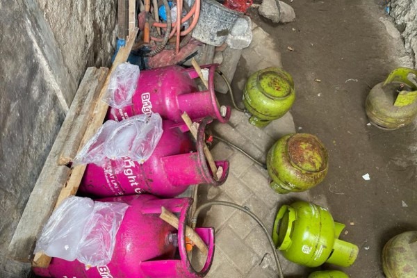 Polisi menggerebek sebuah rumah yang diduga menjadi tempat pengoplosan tabung gas elpiji 3 kg yang berlokasi di Kampung Kademangan RT 5/RW 2 Kelurahan Kademangan Kecamatan Setu.(dra)