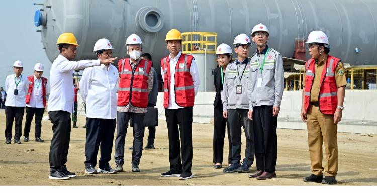 Presiden Joko Widodo meninjau area perengkahan nafta PT Lotte Chemical Indonesia LCI di Kota Cilegon, Provinsi Banten, pada Selasa, 12 September 2023. Foto: Setpres