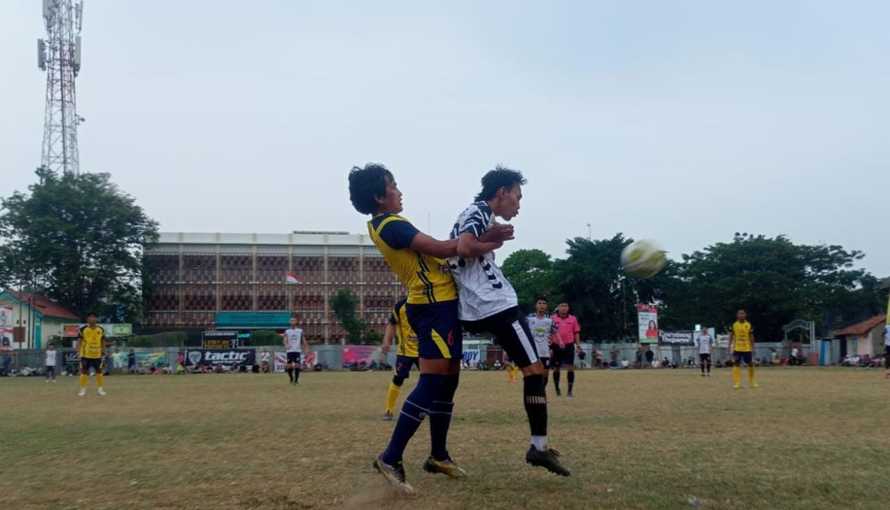 Bek All Stars Pakujaya, Junaidi Abdullah (kiri) menjaga ketat penyerang Forkabi Tangsel, Nanda.(Foto: Red/tangselpos.id).