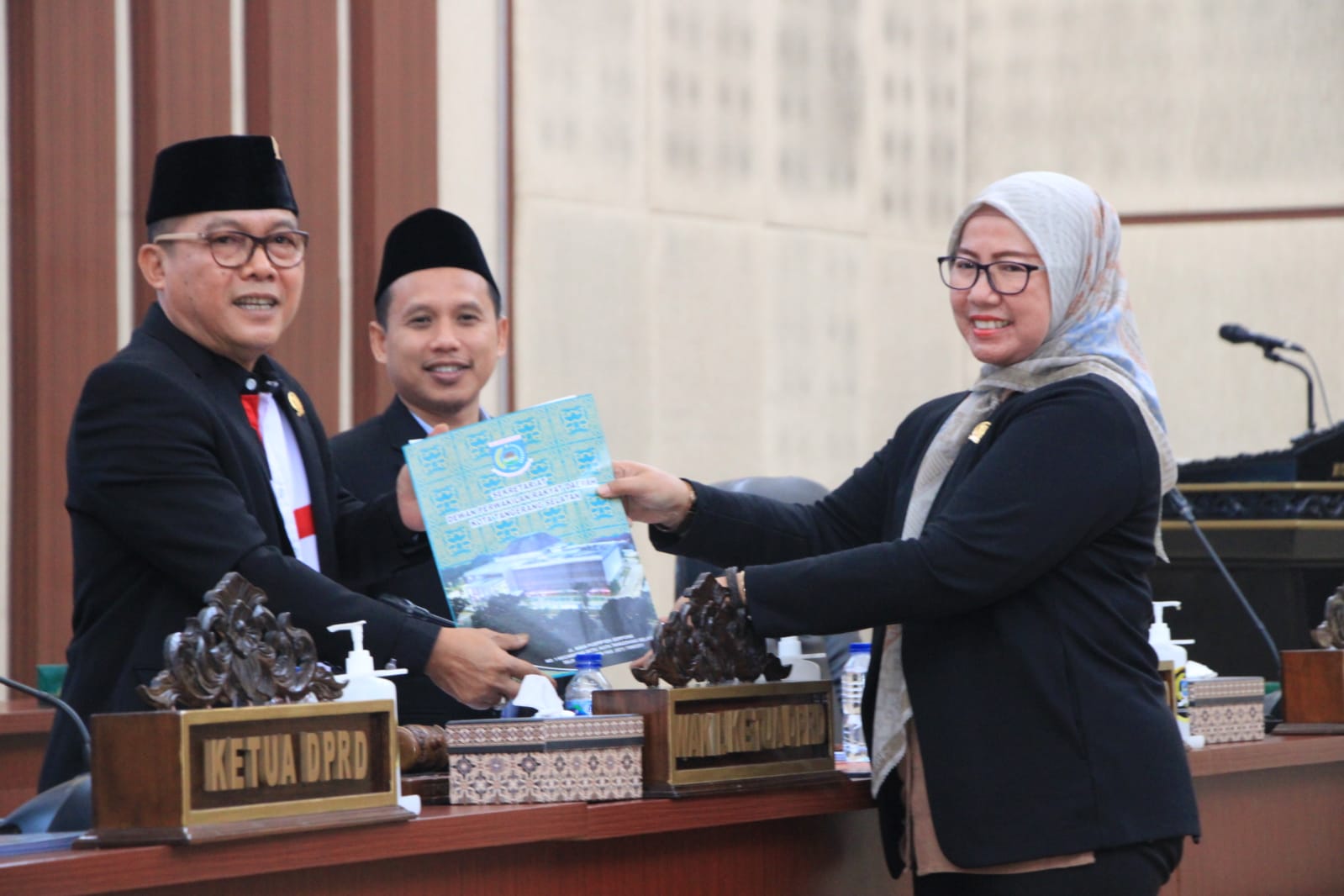 Anggota Fraksi Gerindra-PAN Zulfa Sanki saat memberikan pandangan umum terhadap nota keuangan APBD Perubahan 2023.(dra)