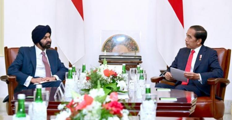 Presiden Jokowi menerima Presiden Bank Dunia Ajay Banga beserta delegasi di Istana Merdeka, Jakarta, Senin (4/9) sore. (Foto:  Setpres)