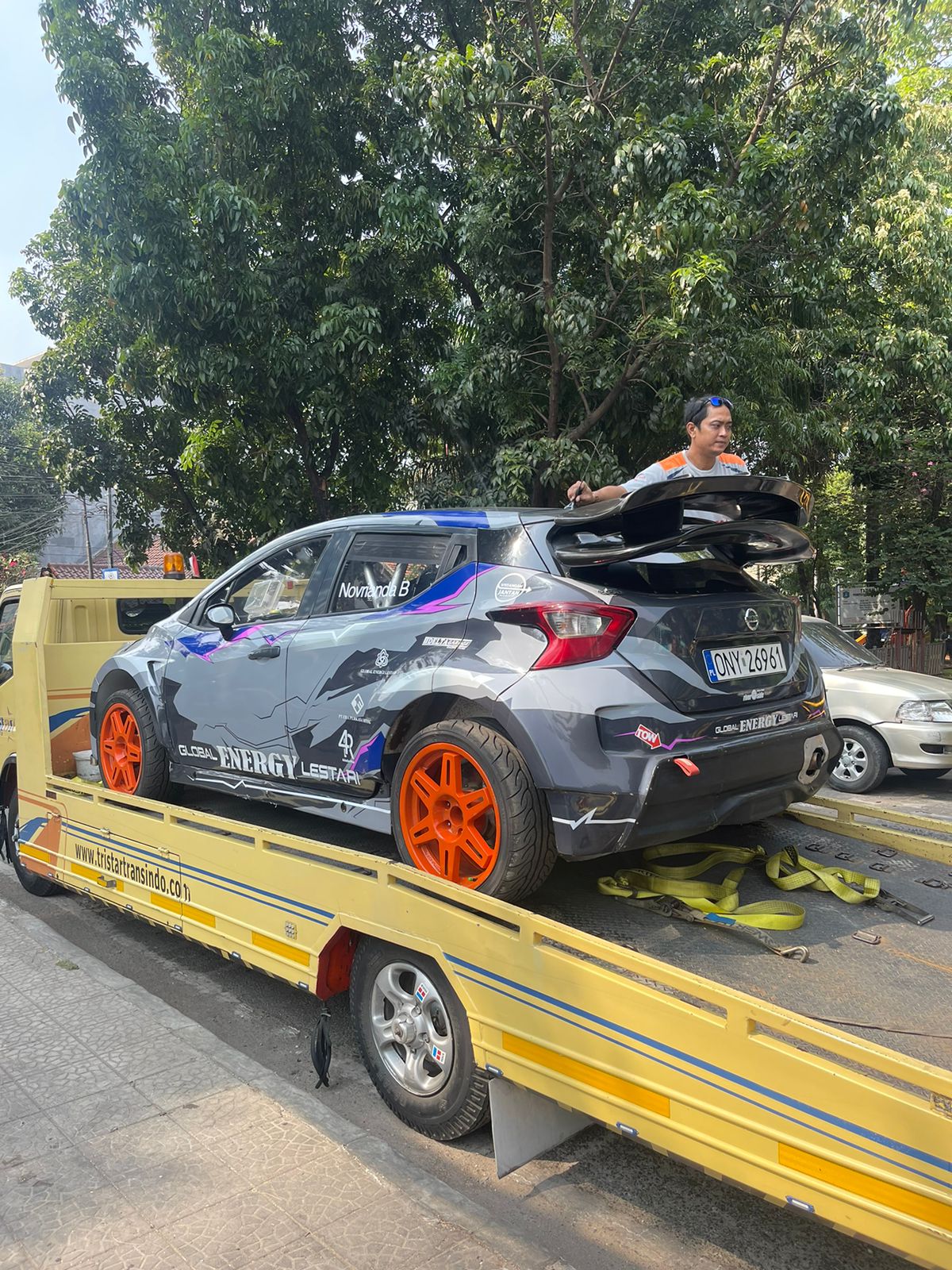 Tristar Transindo angkut mobil rally.(Ist).