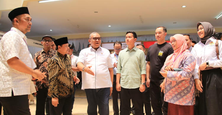 Wakil Menteri Ketenagakerjaan Afriansyah Noor (tengah) dalam acara Job Fair dan UMKM Expo FORPUSKA Perguruan Tinggi Se-Surakarta, di kota Solo, Jawa Tengah. Foto : Ist