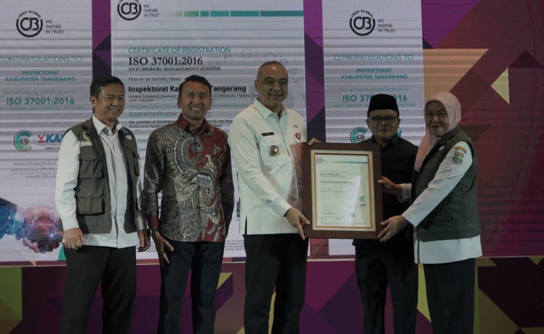 Bupati Tangerang Zaki Iskandar menerima Sertifikat ISO 37001 sebagai wujud komitmen dalam tata kelola pemerintah yang bersih dari suap, Rabu (13/9/2023). (Ist)