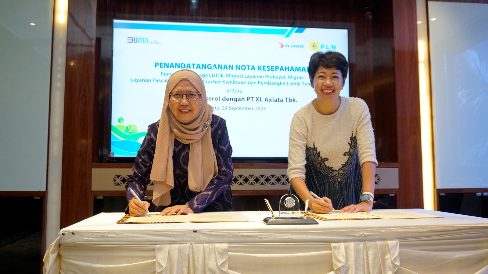 (ki-ka) Direktur Retail & Niaga PLN, Edi Srimulyanti dan Direktur & Chief Enterprise and Corporate Affairs Officer XL Axiata, Yessie D. Yosetya melakukan penandatanganan MoU di Jakarta, Jumat (29/9/2023). (Ist)