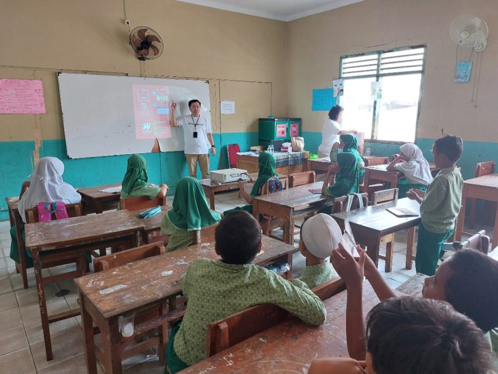 Sejumlah siswa mendapat edukasi terkait literasi keuangan, Kamis (19/10). Edukasi tersebut diberikan oleh para relawan dari program Permata Cerita milik PermataBank.(dra)