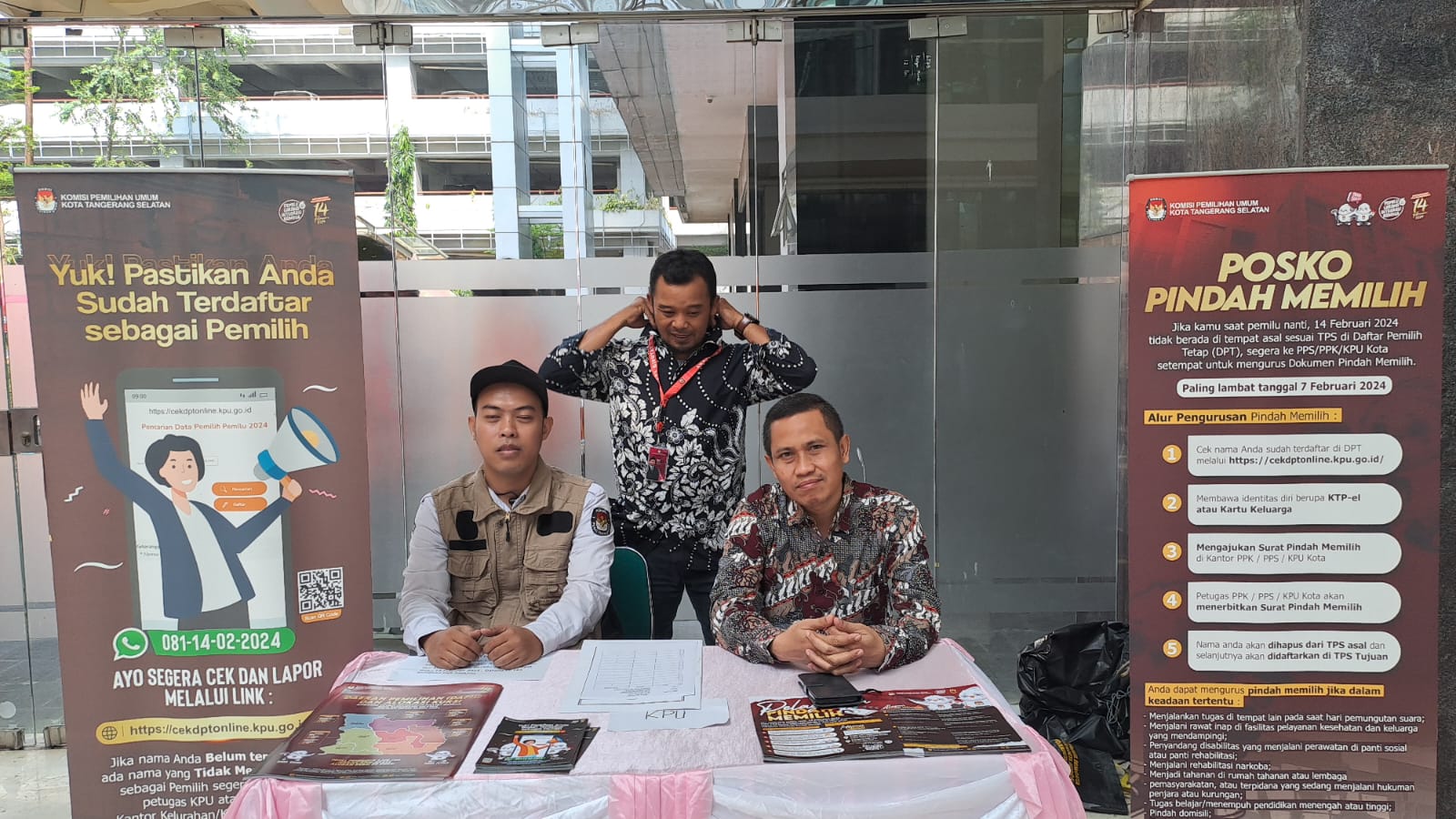 Jemput Bola, KPU Buka Posko Di 3 Kecamatan KPU Kota Tangsel membuka posko pelayanan publik. Seperti pada kegiatan bulan pemuda yang diselenggarakan di Puspemkot Tangsel, Ciputat, Selasa (3/10).(dra)