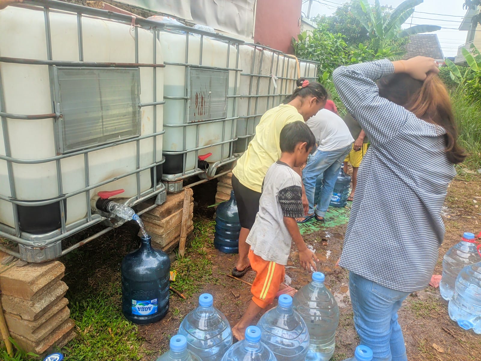 Warga Kelurahan Setu, terlihat tengah mengantre air bersih imbas dari kekeringan. Air itu digunakan dengan hebat, sehingga sebagian warga lebih memilih tidak mandi berhari-hari.(Dra)