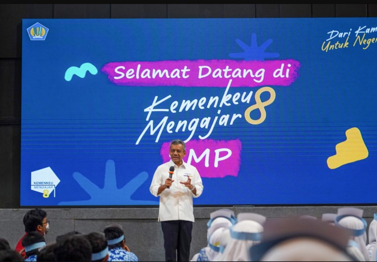 Wakil Menteri Keuangan (Wamenkeu) Suahasil Nazara hadir pada kegiatan Kemenkeu Mengajar (KM) yang diselenggarakan di SMP AL-Fath Kota Tangerang Selatan (Tangsel).(dra)