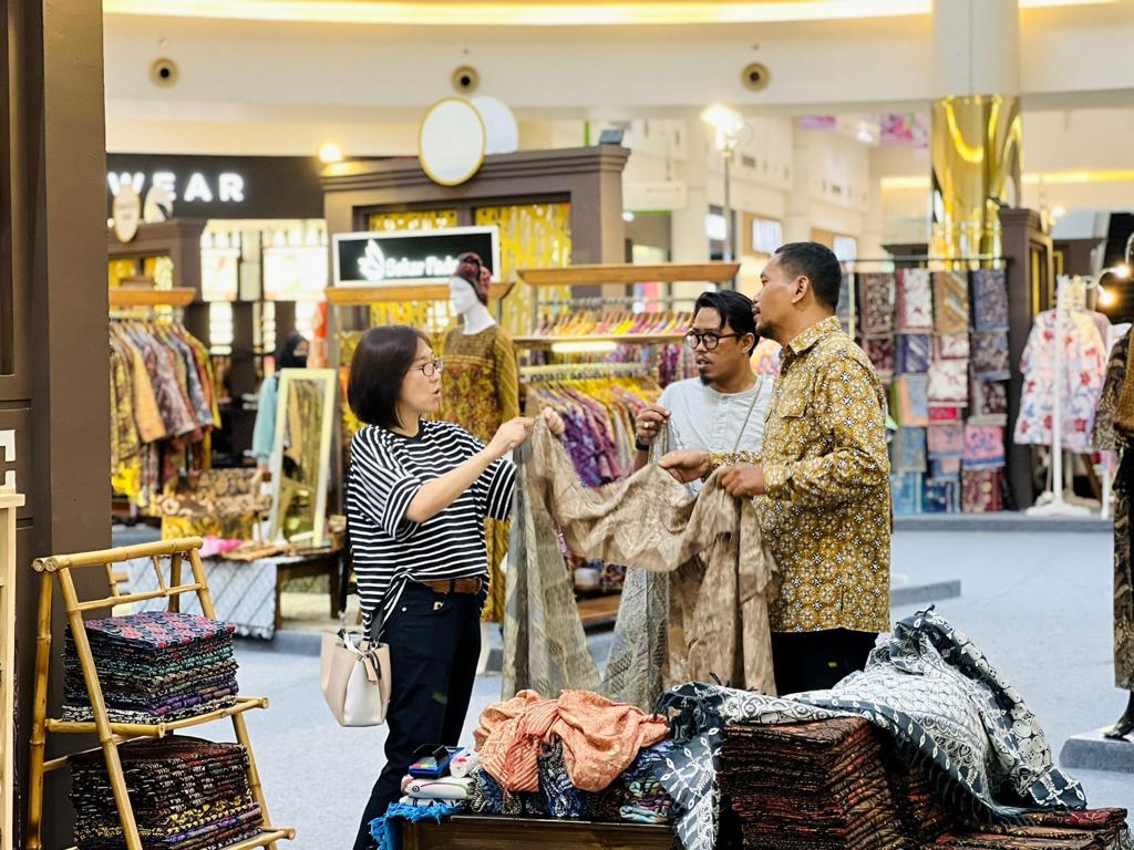 Suasana ramainya event Kreativitas UMKM Lokal di Local Creative Weeks yang diselenggarkaan du Summarecon Mall Serpong (SMS).(dra)