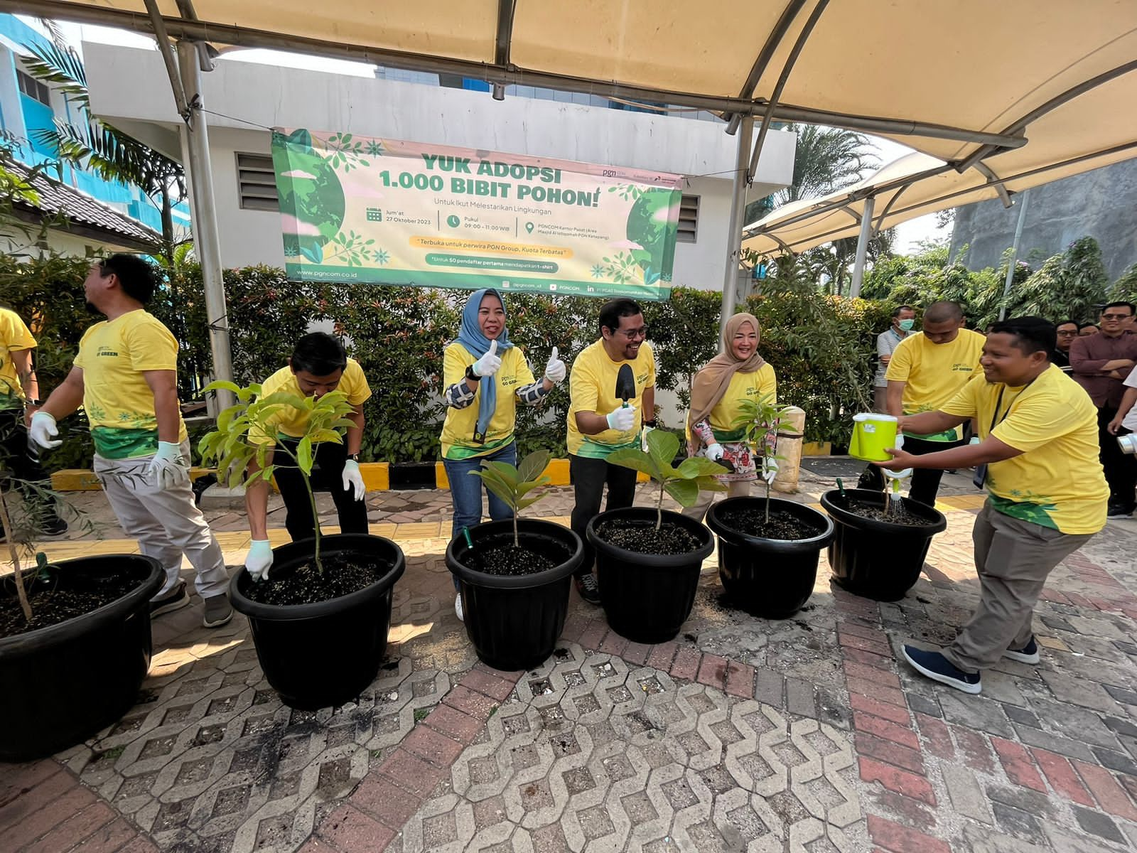 Jajaran direksi PGNCOM bersama kementrian lingkungan hidup saat menanam 1000 bibit pohon. Foto : Ist