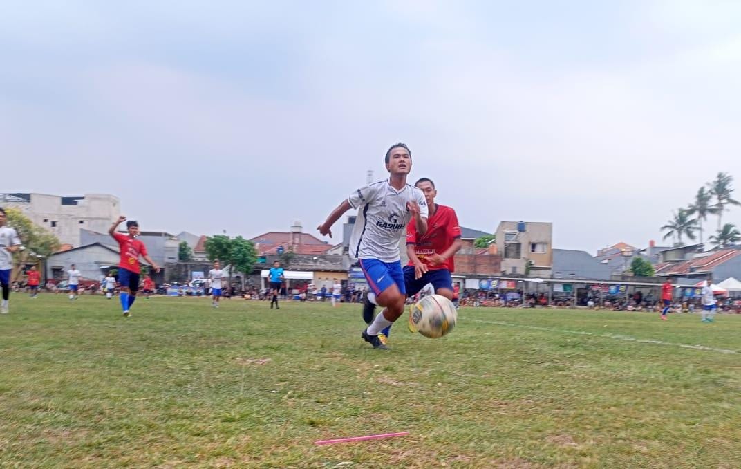Pemain muda Ponser, Niki (belakang) mengejar pemain Galoe FC yang menguasai bola.(Foto: Red/tangselpos.id).