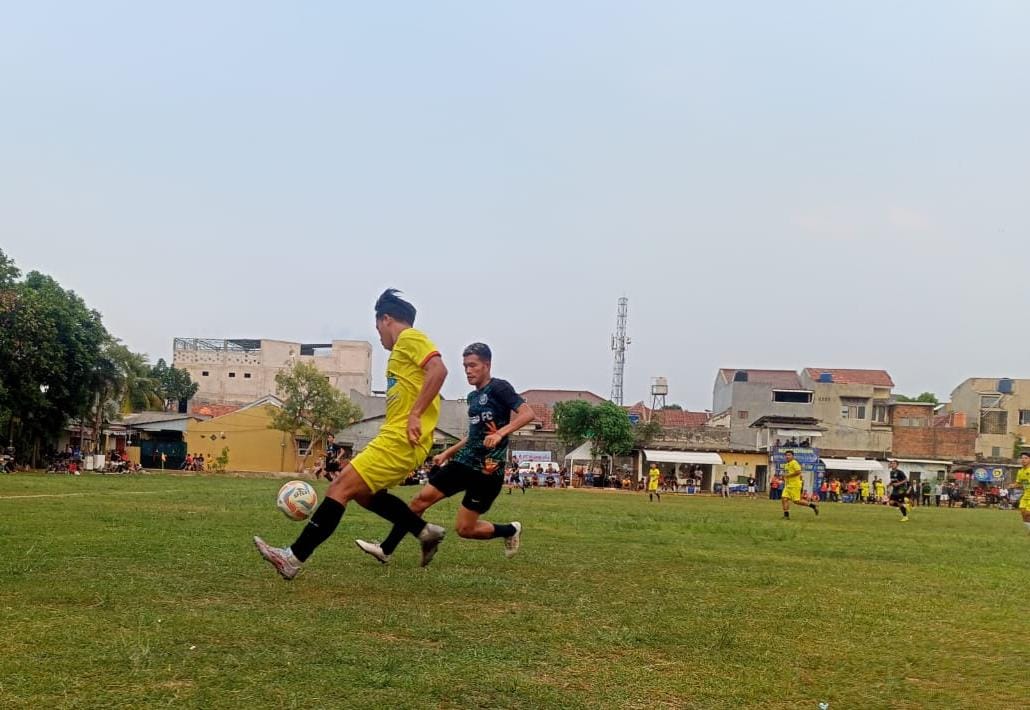 Gelandang Bamboe FC, Mahmud (kuning) mendapatkan pengawalan ketat dari bek Porba FC, Herman.(Foto: Red/tangselpos.id).