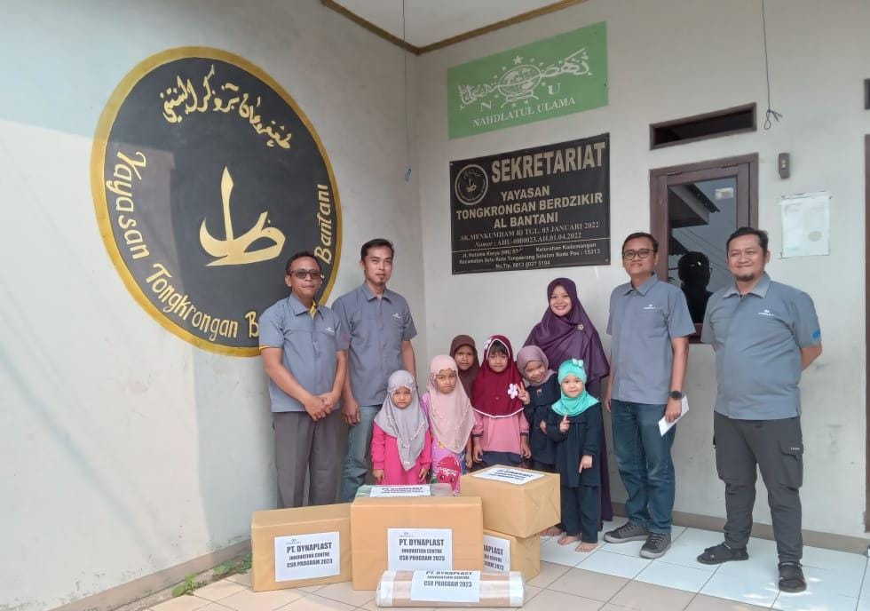 PT Dynaplast memberikan bantuan CSR ke Yayasan Tongkrongan Berdzikir Al Bantani, Kamis (12/10). Foto : Ist