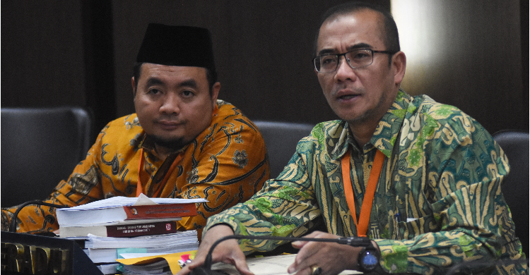 Ketua KPU Hasyim Asy’ari (kanan) dan komisoner Mochammad Afifuddin (kiri). Foto: Ist