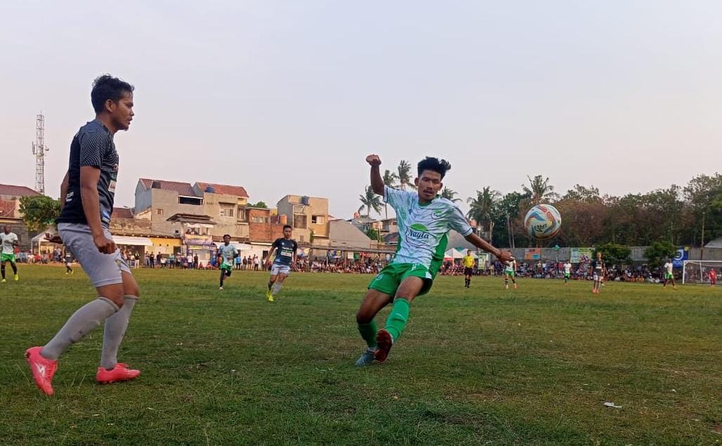 Motor serangan Nayla FC, Ucup Dilan (kanan) berusaha menghalau bola.(Foto: Red/tangselpos.id).